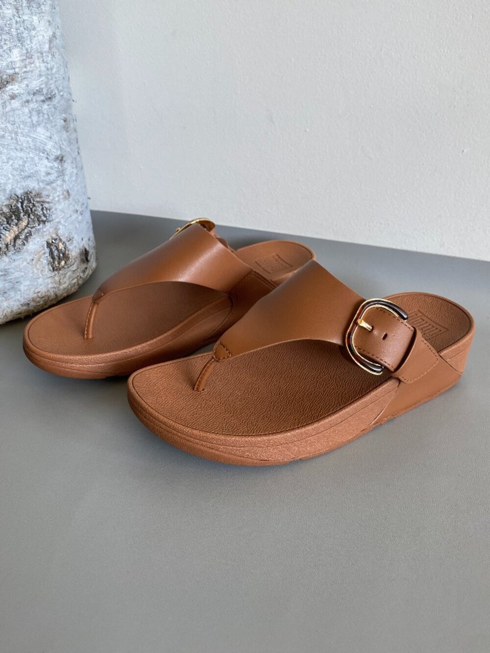 Fitflop Lulu Resin Buckle Leather Toe Post Sandals Wedge Sz 9 Deep Tan Cognac
